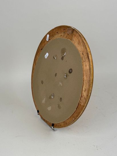 Cadre à vue ovale en bois et stuc doré, le...
