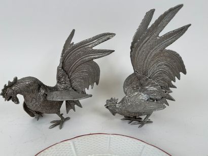 Paire de sujets en métal ciselé à décor de...