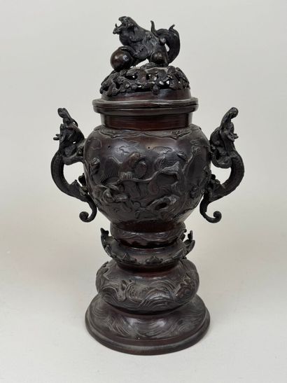ASIE, XXe.
Brûle-parfum en bronze patiné...