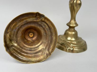Paire de bougeoirs en bronze doré et ciselé...