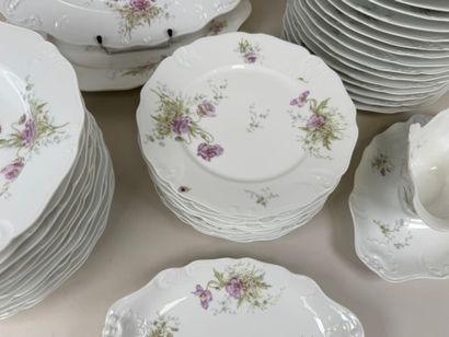 Partie de service de table en porcelaine...