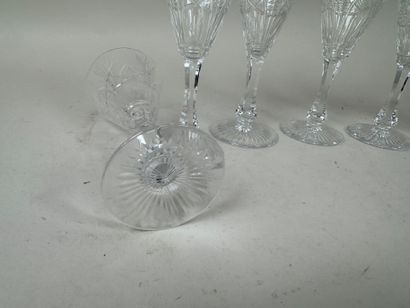 SAINT LOUIS.
Série de 8 verres sur pied en...