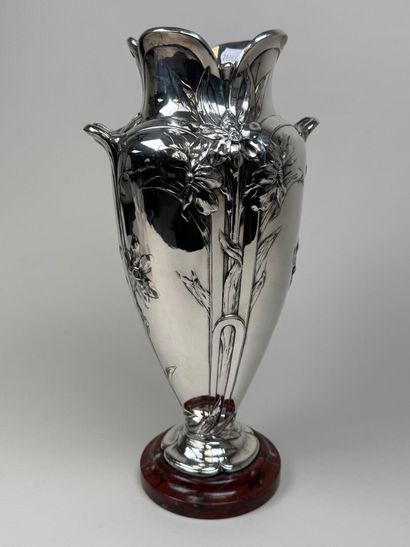 GALLIA.
Important vase en métal argenté à...