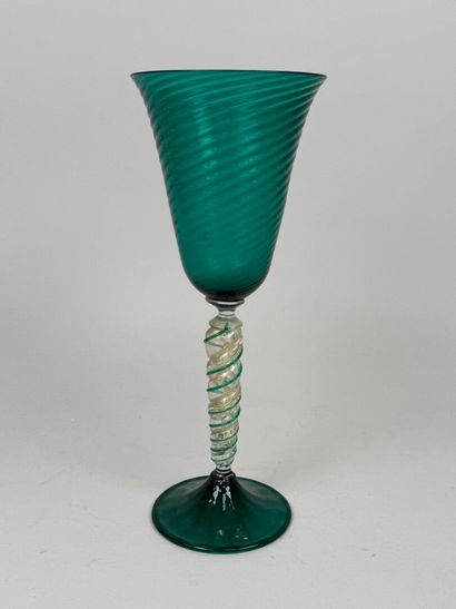 MURANO, XXe.
Grand verre sur pied en verre...