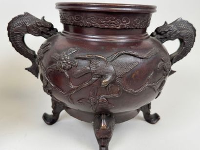 INDOCHINE, XXe.
Brûle-parfum en bronze patiné...