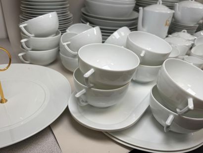 Important service de table en porcelaine...