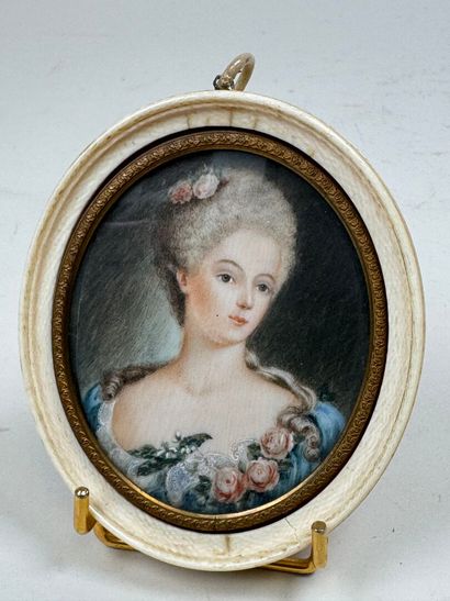 École XXe.
Femme aux roses.
Miniature à vue...