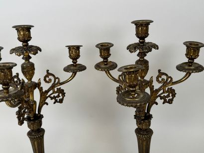Paire de flambeaux en bronze doré et ciselé...