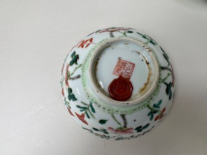 CHINE, XXe.
Coupelles et petit bol en porcelaine...