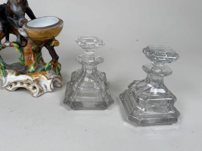 Lot comprenant :
- un groupe en porcelaine...