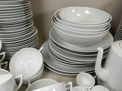 Important service de table en porcelaine...