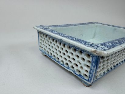 Lot en porcelaine comprenant :
- ASIE, XXe.
Jardinière...