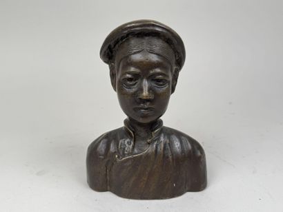INDOCHINE, XXe.
Sujet en bronze patiné figurant...