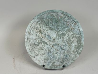 ASIE, XXe.
Plaque circulaire en pierre dure...