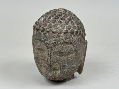 ASIE, XXe.
Tête de bouddha.
Sujet en pierre.
H....