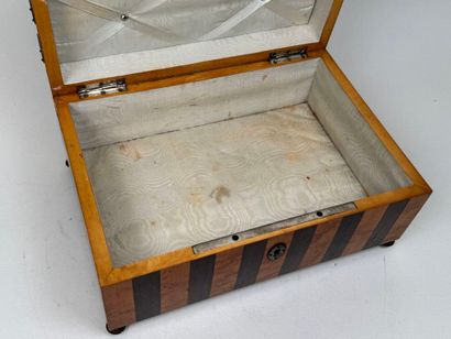 Coffret rectangulaire en bois de diverses...