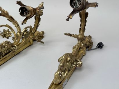 Trois appliques en bronze doré à décor de...
