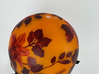 Lampe champignon en verre à décor sur fond...
