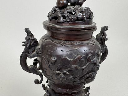 ASIE, XXe.
Brûle-parfum en bronze patiné...