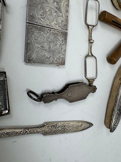 Lot d'objets de vitrine en argent et métal...