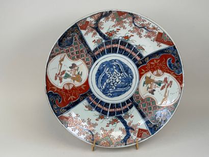 JAPON; IMARI.
Grand plat circulaire en porcelaine...