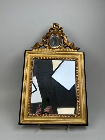 Petit miroir rectangulaire en bois doré et...