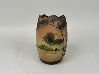 Vase en verre émaillé à décor de paysage...