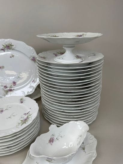 Partie de service de table en porcelaine...
