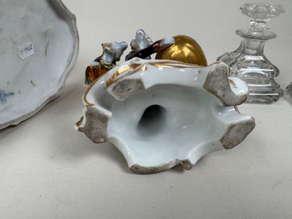 Lot comprenant :
- un groupe en porcelaine...