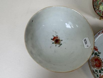CHINE, XXe.
Coupelles et petit bol en porcelaine...