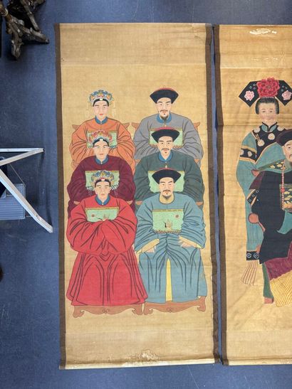 Trois dignitaires.
220 x 102 cm.
(taches,...