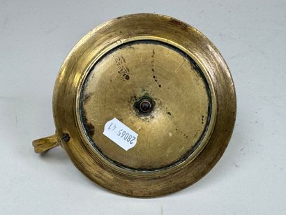 Bougeoir à main en bronze doré et ciselé,...