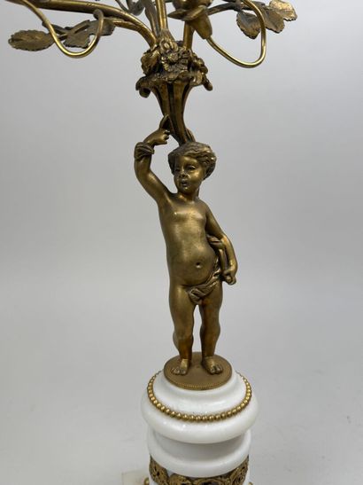 Flambeau à trois bras de lumière en albâtre...