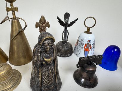 Collection de 12 cloches principalement en...
