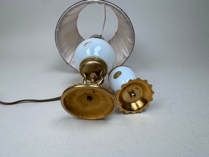 Petite lampe en verre opalin et bronze doré...