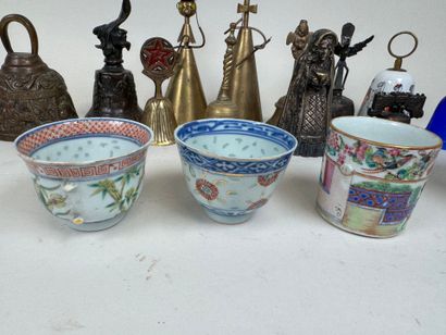 Collection de 12 cloches principalement en...