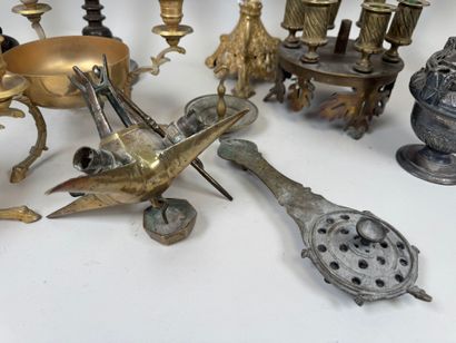 Ensemble de pièces en bronze, laiton et métal...