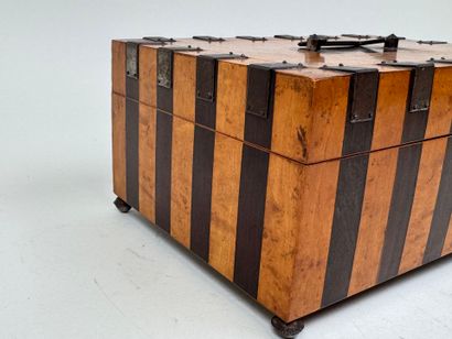Coffret rectangulaire en bois de diverses...