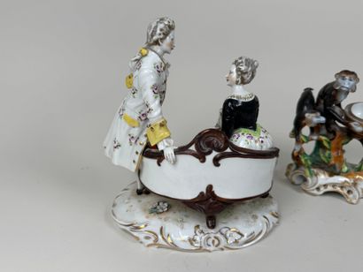 Lot comprenant :
- un groupe en porcelaine...