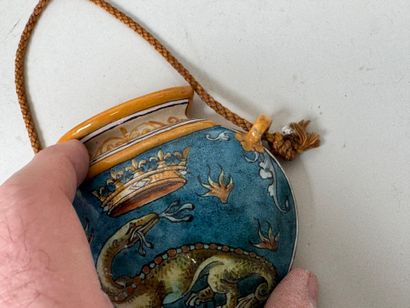 Lot en porcelaine et faïence polychrome comprenant...