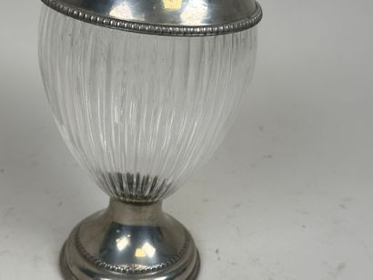 Aiguière en verre moulé-pressé, la monture...