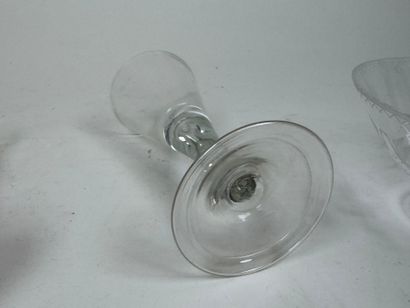 Petite coupe circulaire en cristal à décor...
