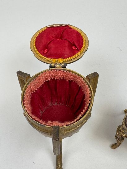 Ensemble pour couturière en régule et laiton...