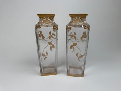 Paire de vases en cristal à décor rehaussé...