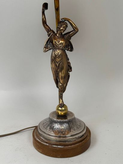 Lampe en métal argenté et bronze doré à décor...
