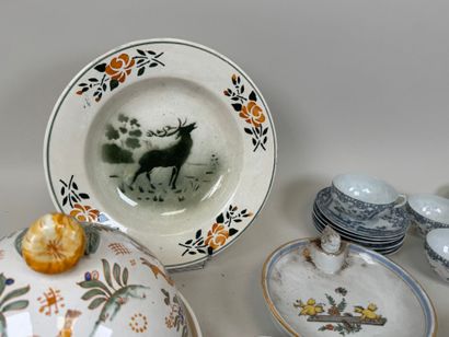 Lot en faïence et porcelaine polychrome comprenant...
