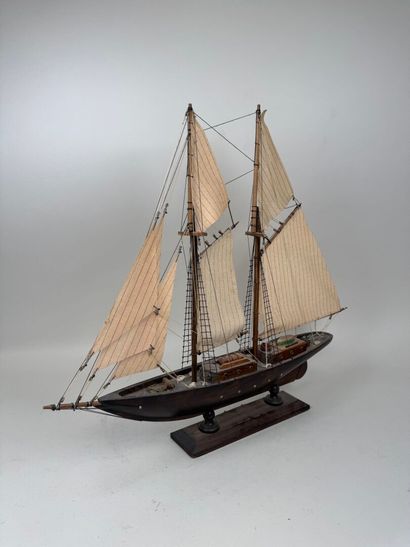 BLUENOSE, XXe.
Maquette de bateau en bois...