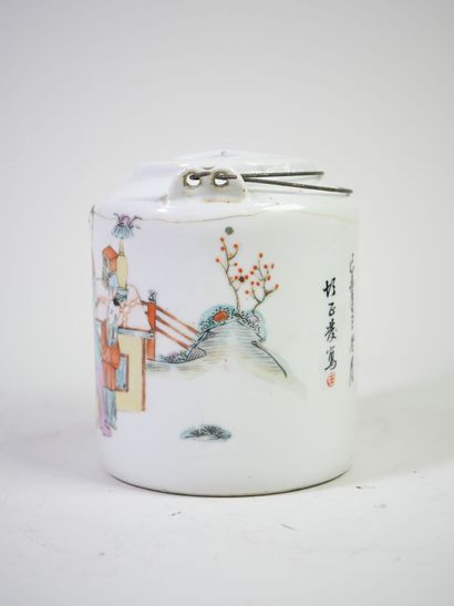 CHINE, vers 1900.
Verseuse en porcelaine...