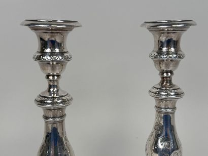 Paire de bougeoirs en bronze argenté et ciselé...