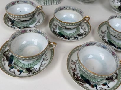 ASIE, XXe.
Partie de service à thé en porcelaine...